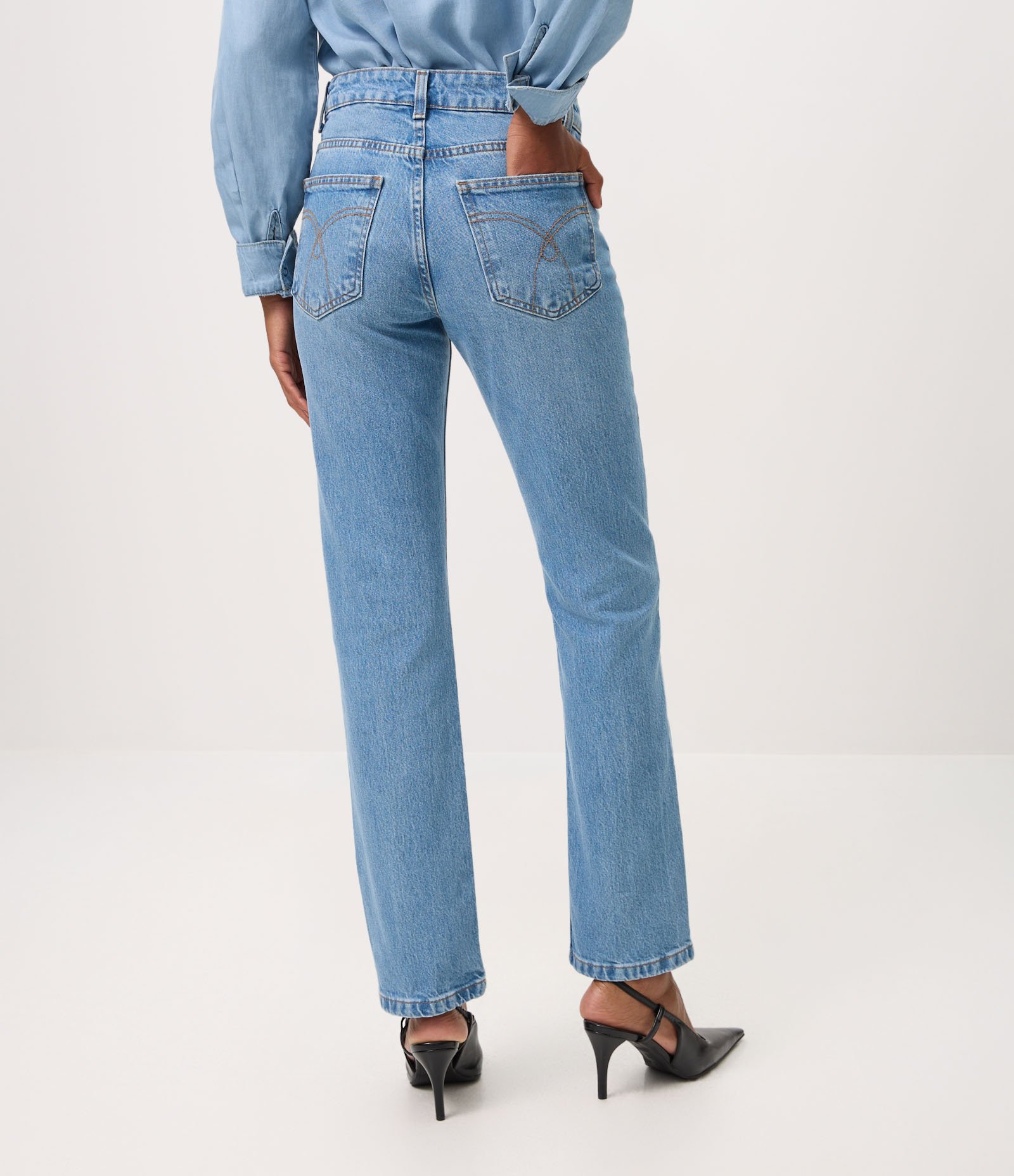 Calça Reta em Jeans Premium com Cintura Média Azul Claro 5