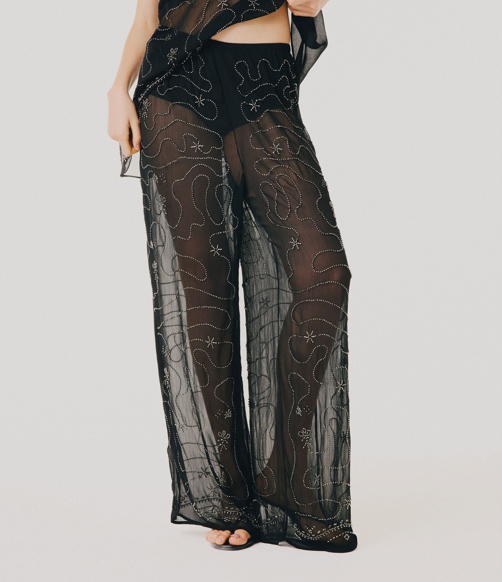 Calça Wide Leg em Crepe com Bordados Aplicados Preto 2