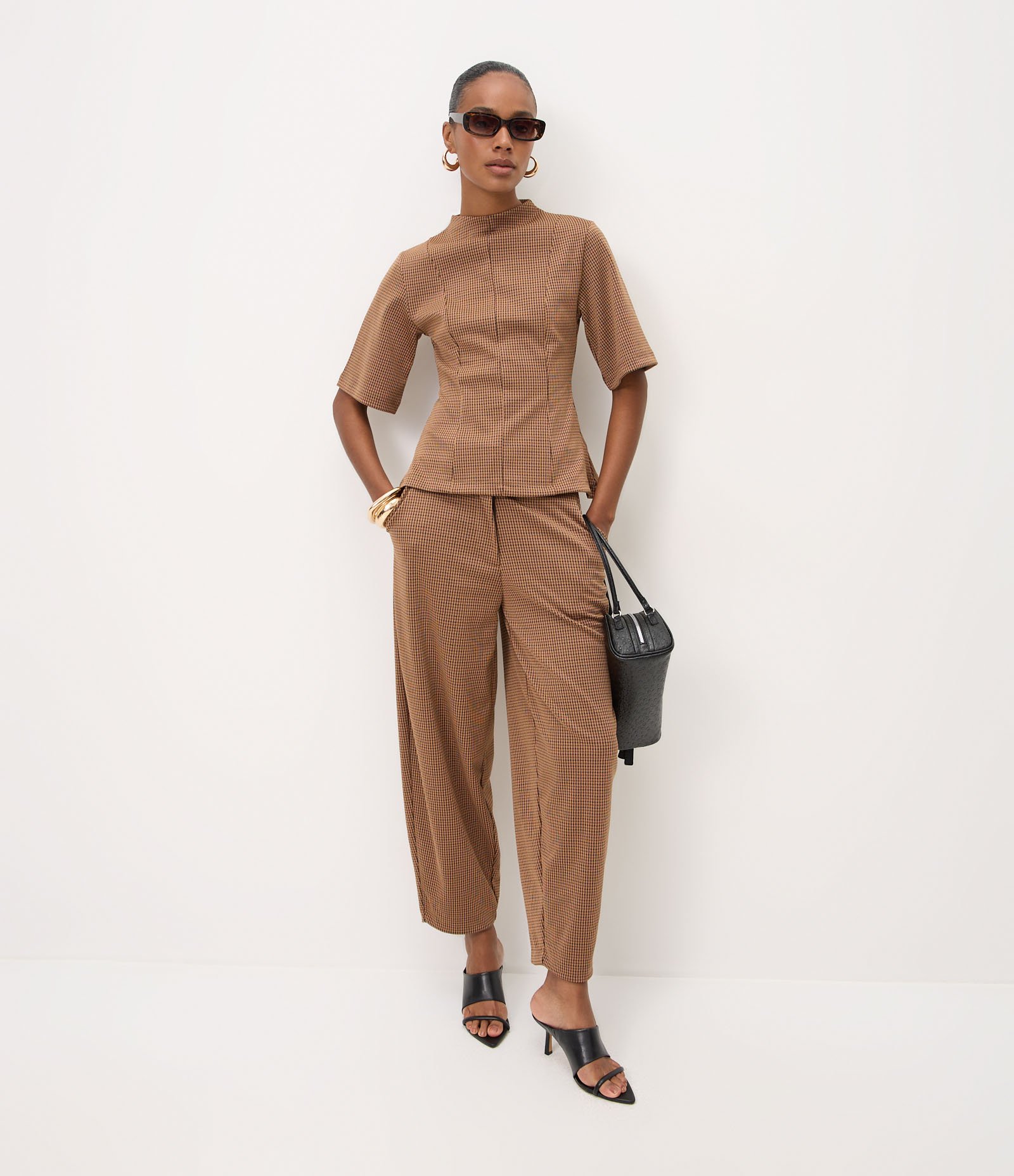 Blusa em Ponto Roma com Estampa Xadrez e Recortes Estruturados Bege 2
