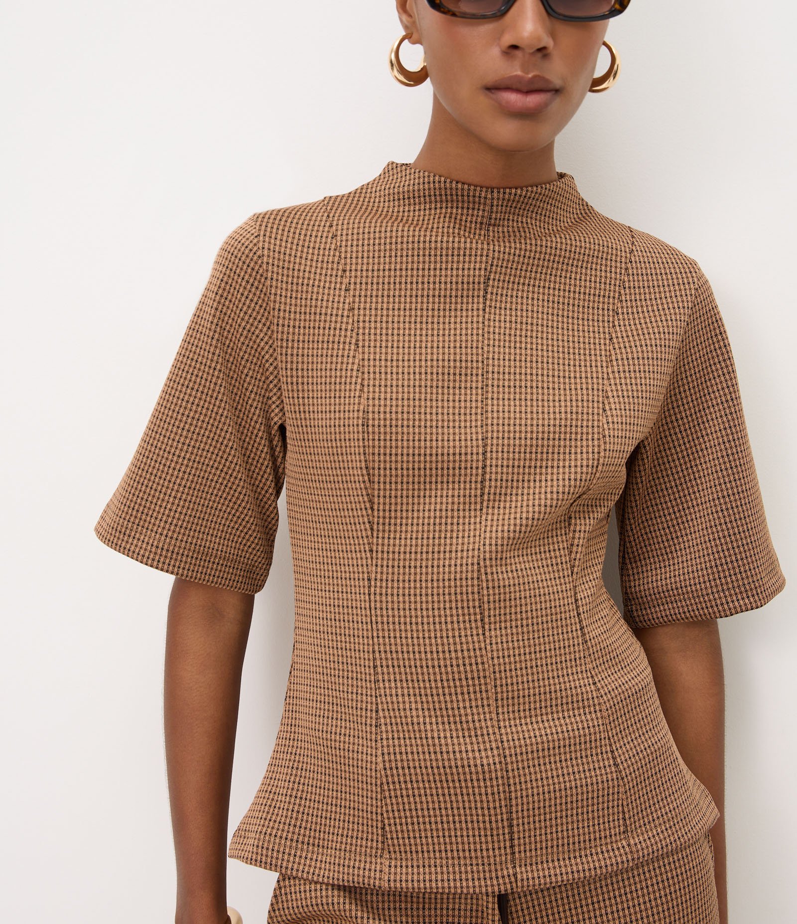Blusa em Ponto Roma com Estampa Xadrez e Recortes Estruturados Bege 3