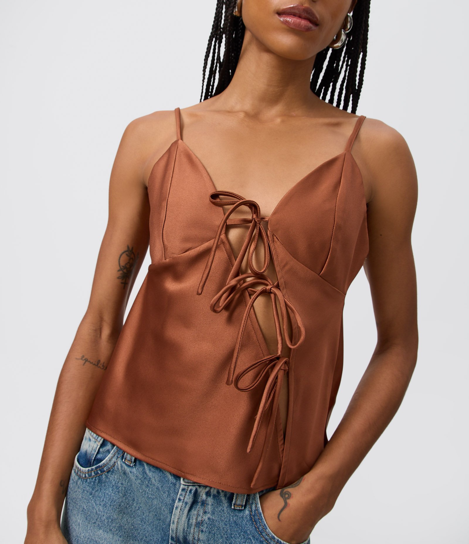 Blusa Acetinada com Abertura Diagonal e Laços Frontais Marrom 1