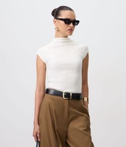 Blusa em Ribana com Gola Alta e Ombros Amplos
