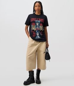 Camiseta com Estampa Guns N’ Roses e Aplicações no Lettering