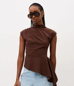 Blusa Assimétrica Estruturada com Gola Alta