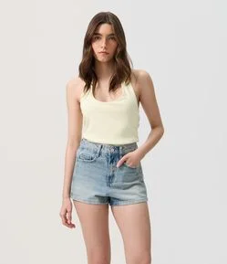 Short Jeans com Detalhe Lateral em Renda Floral