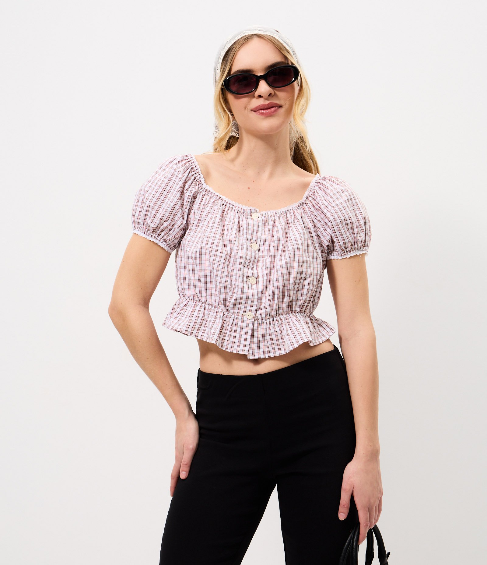Blusa Cropped em Tricoline Xadrez com Modelagem Ombro a Ombro Bege 1