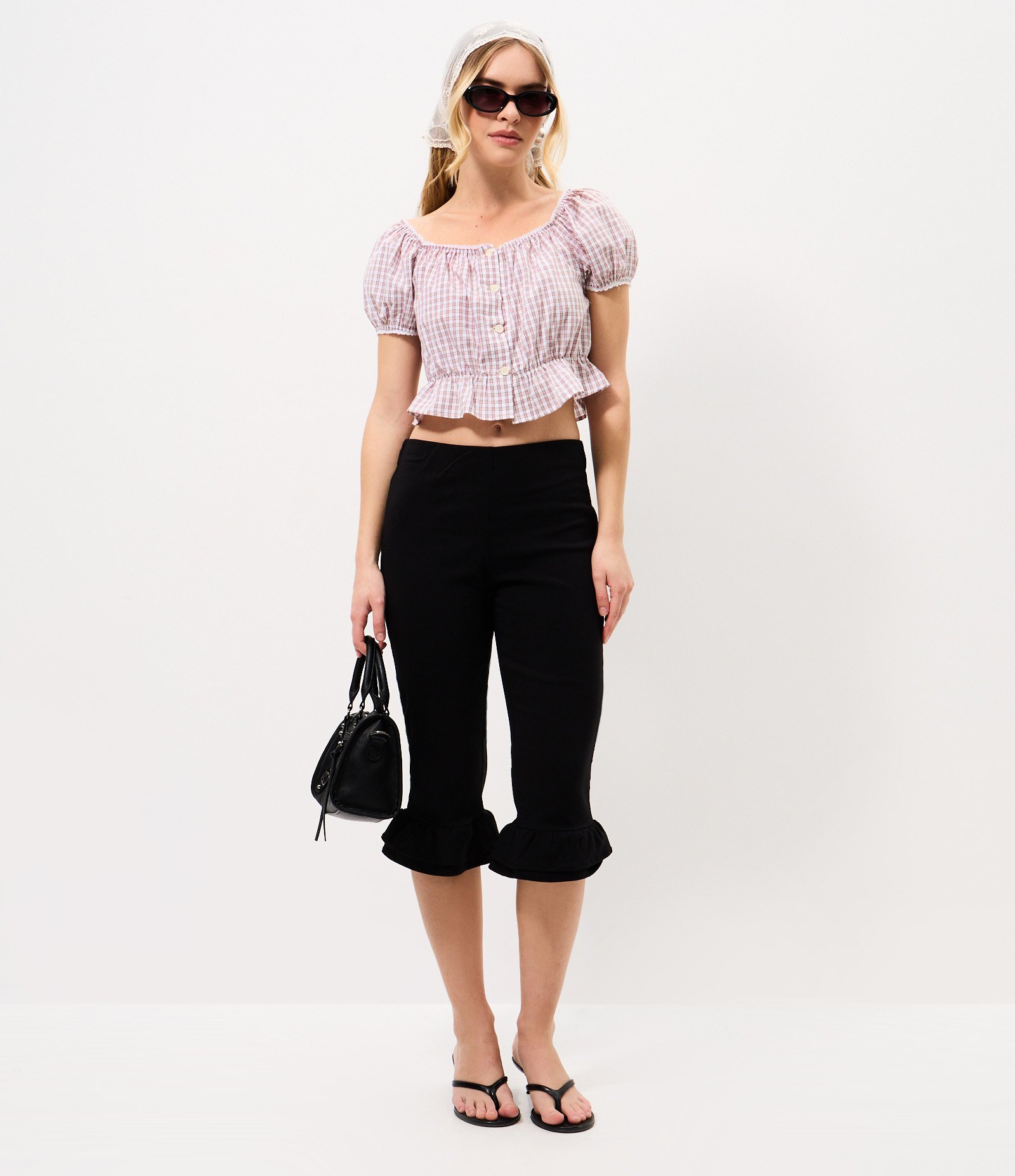 Blusa Cropped em Tricoline Xadrez com Modelagem Ombro a Ombro Bege 2