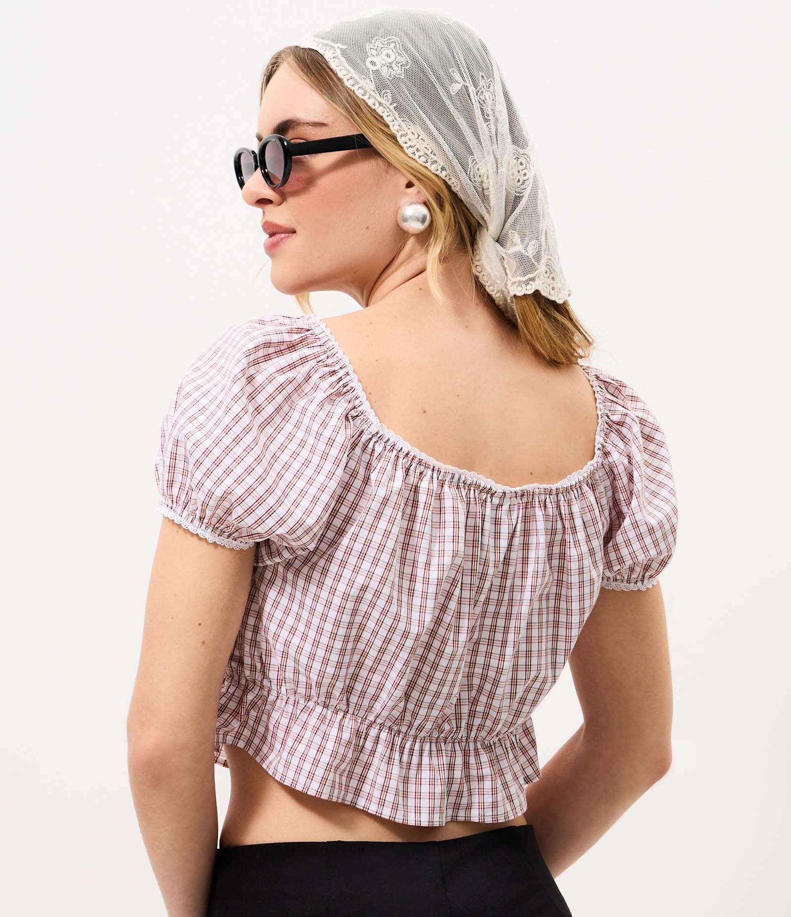 Blusa Cropped em Tricoline Xadrez com Modelagem Ombro a Ombro Bege 4
