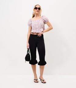 Calça Capri em Bengaline com Cintura Alta e Babado na Barra