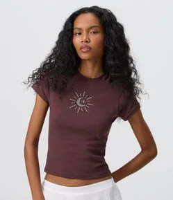 Camiseta Baby Tee com Aplicação de Brilhos em Sol Místico