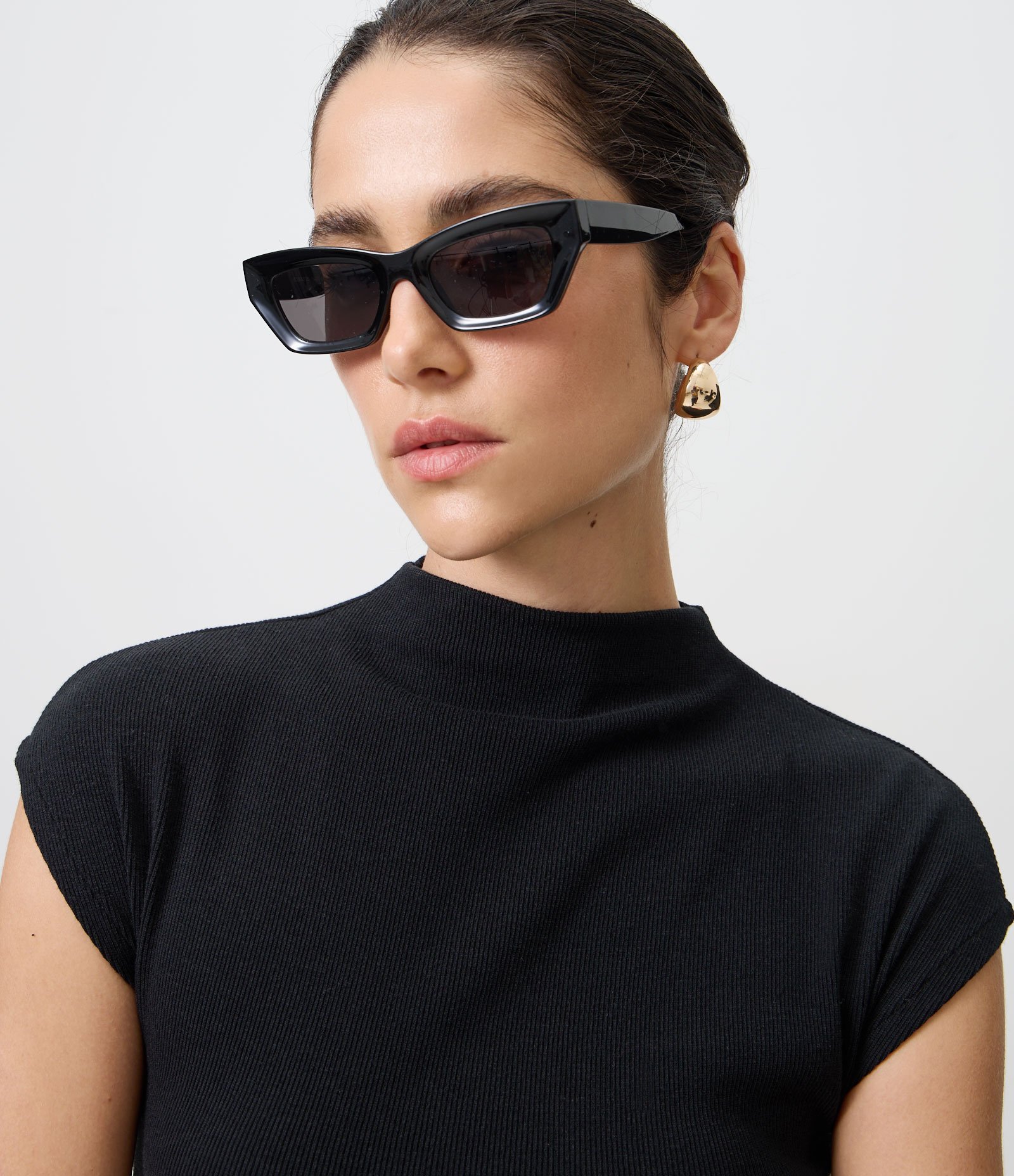 Blusa em Ribana com Gola Alta e Ombros Amplos Preto 3