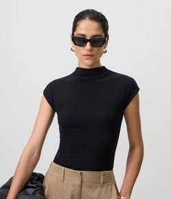Blusa em Ribana com Gola Alta e Ombros Amplos