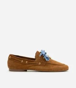 Mocassim em Couro com Lenço Bandana e Pingente