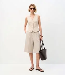Bermuda Alfaiatada em Viscose com Pregas Frontais