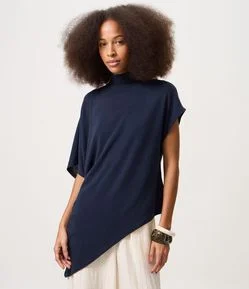 Blusa Assimétrica em Malha com Gola Alta