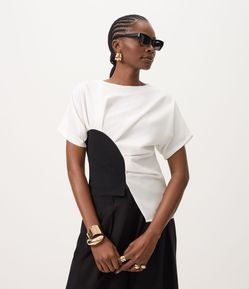 Blusa com Pregas Assimétricas e Recorte Contrastante