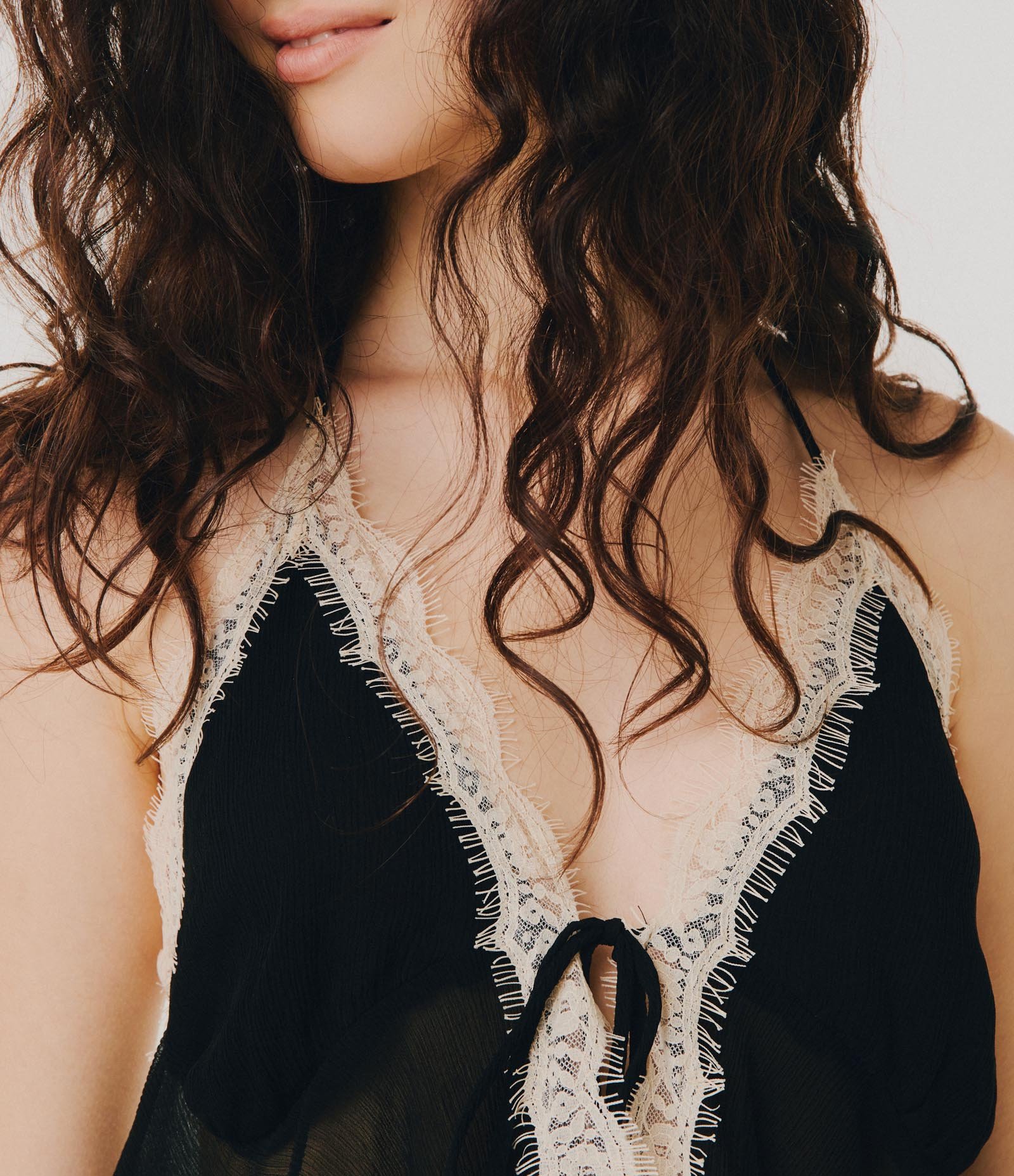 Blusa de Alcinha em Viscose com Renda e Decote V Preto 3
