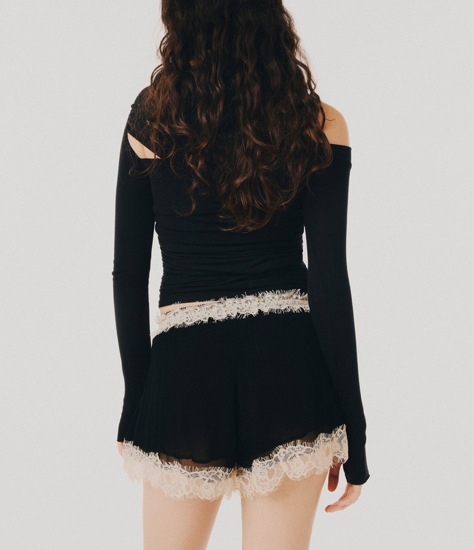 Short Reto em Viscose com Renda Contrastante Preto 4