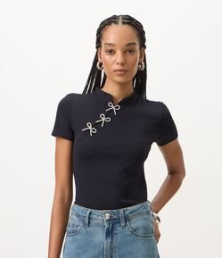Blusa em Viscose com Aplicações de Laços
