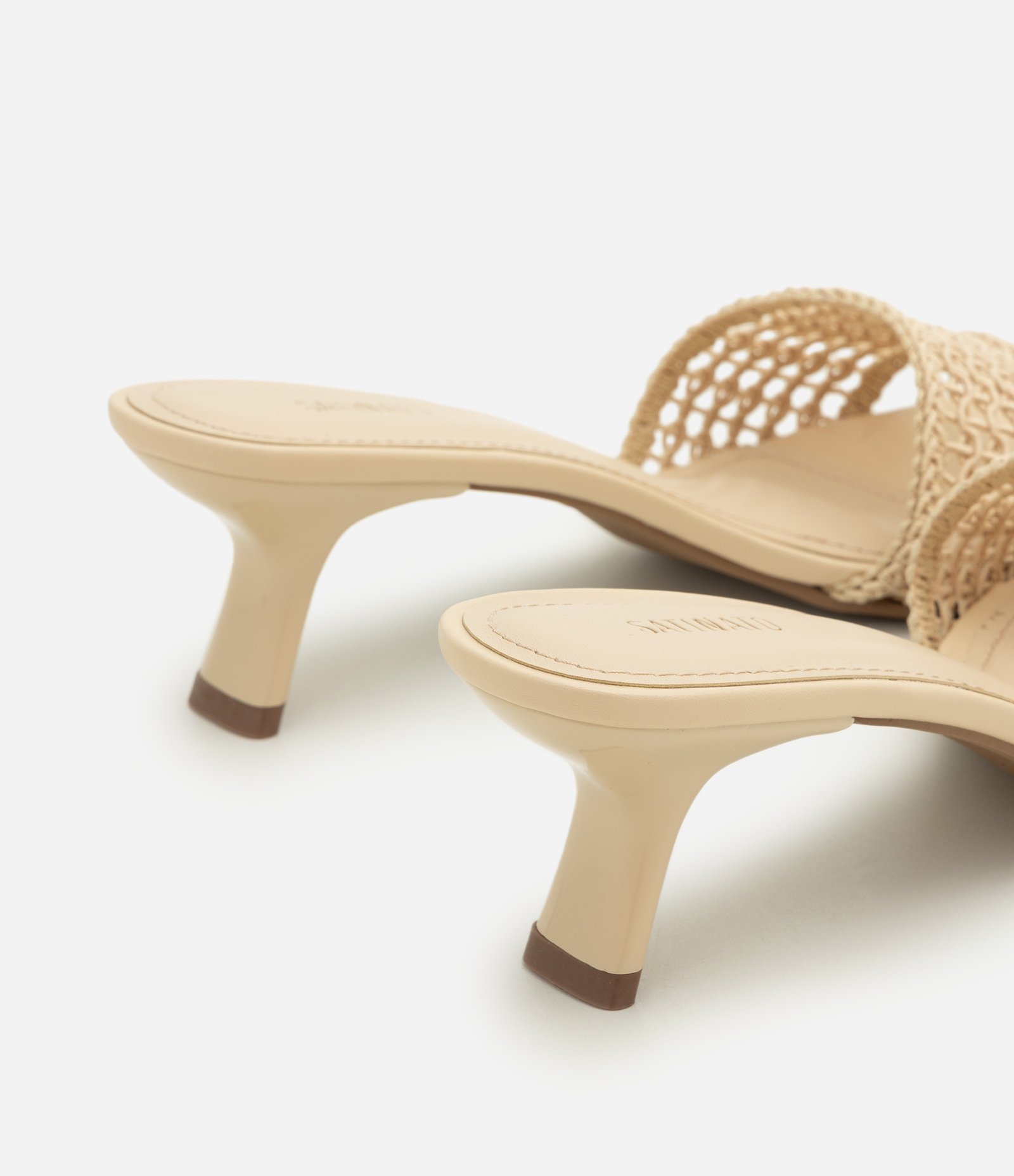 Sandália Mule em PU com Gáspea Tramada e Salto Kitten Heel Bege 3
