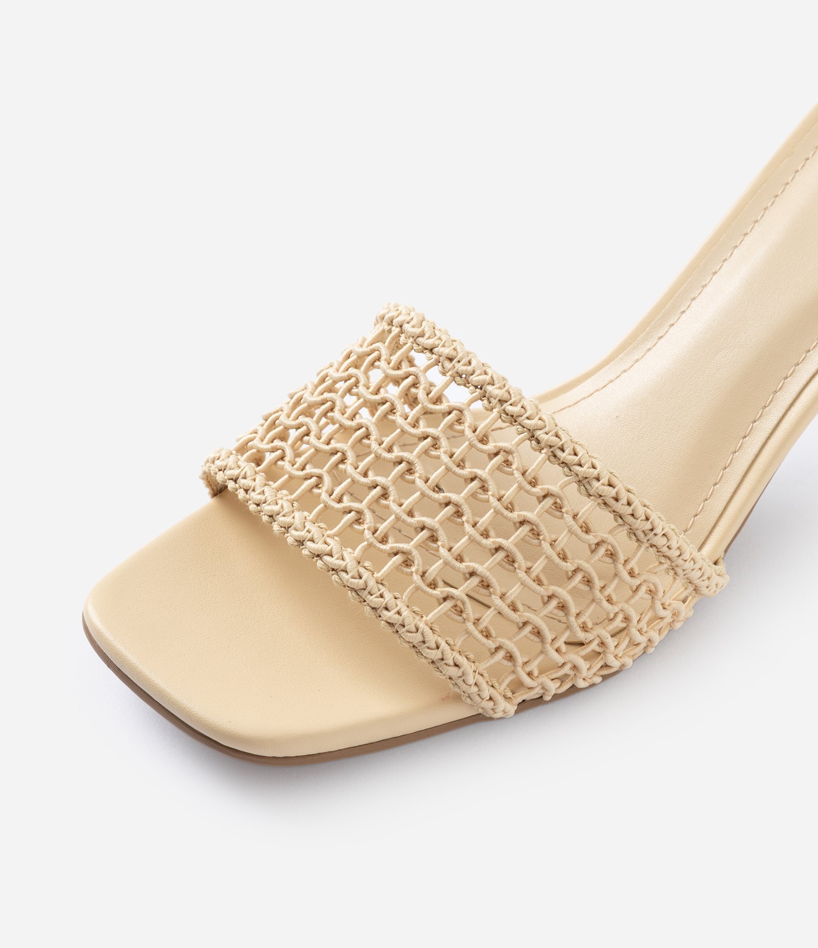 Sandália Mule em PU com Gáspea Tramada e Salto Kitten Heel Bege 4