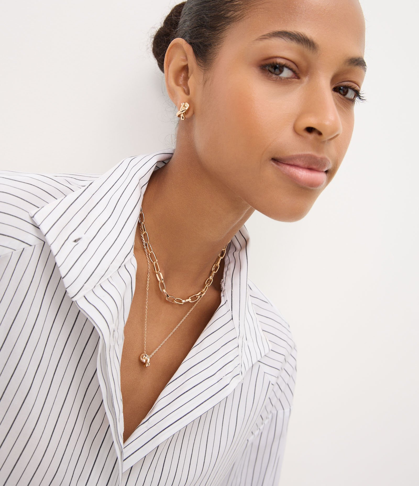 Conjunto com Colares em Camadas e Brincos Nó Dourado 1