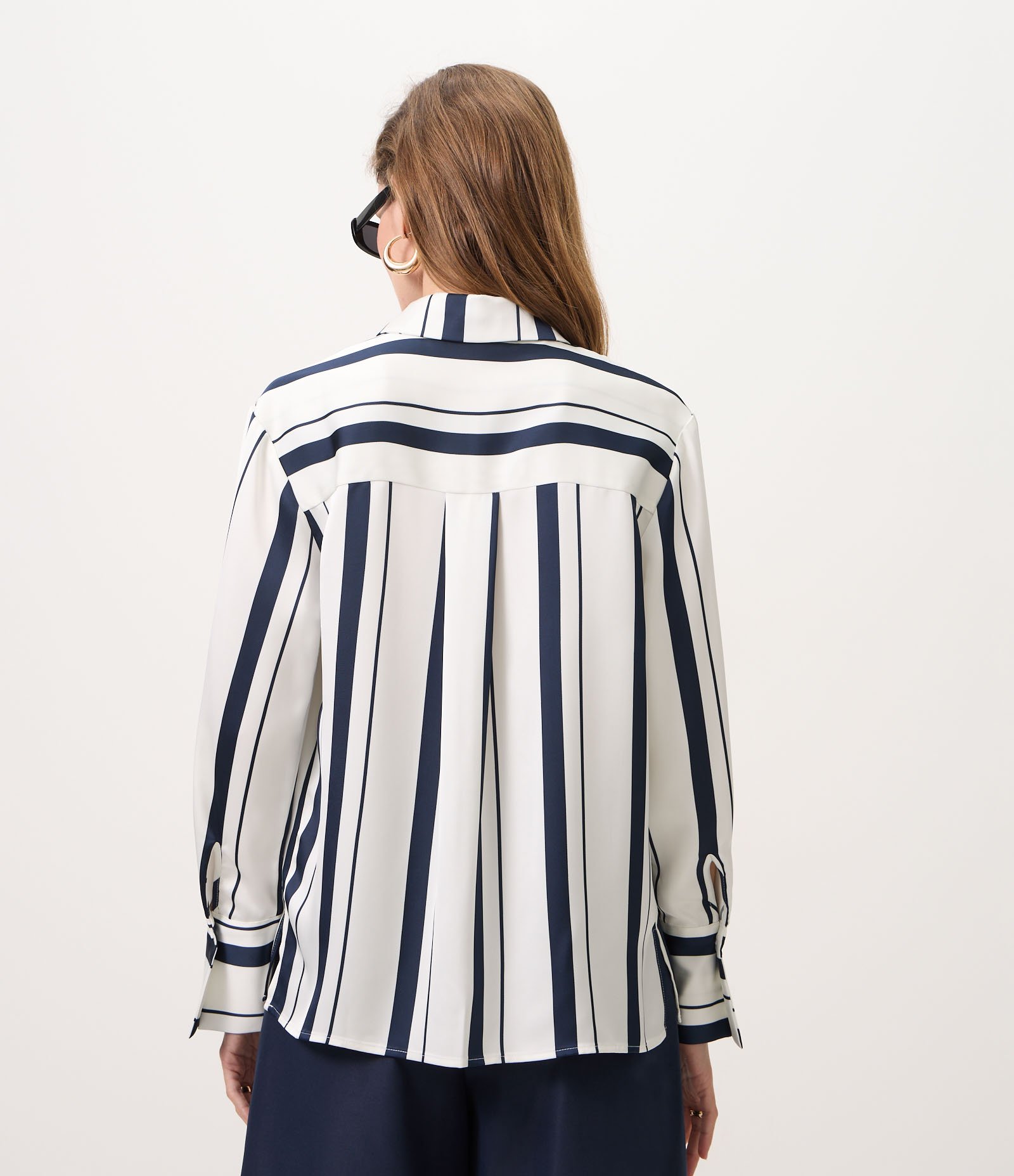 Camisa em Cetim Listrada com Vista Coberta Multicores 3