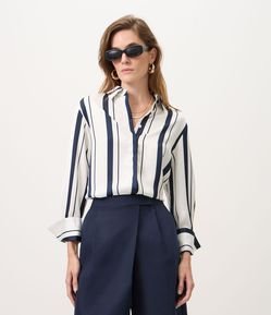 Camisa em Cetim Listrada com Vista Coberta