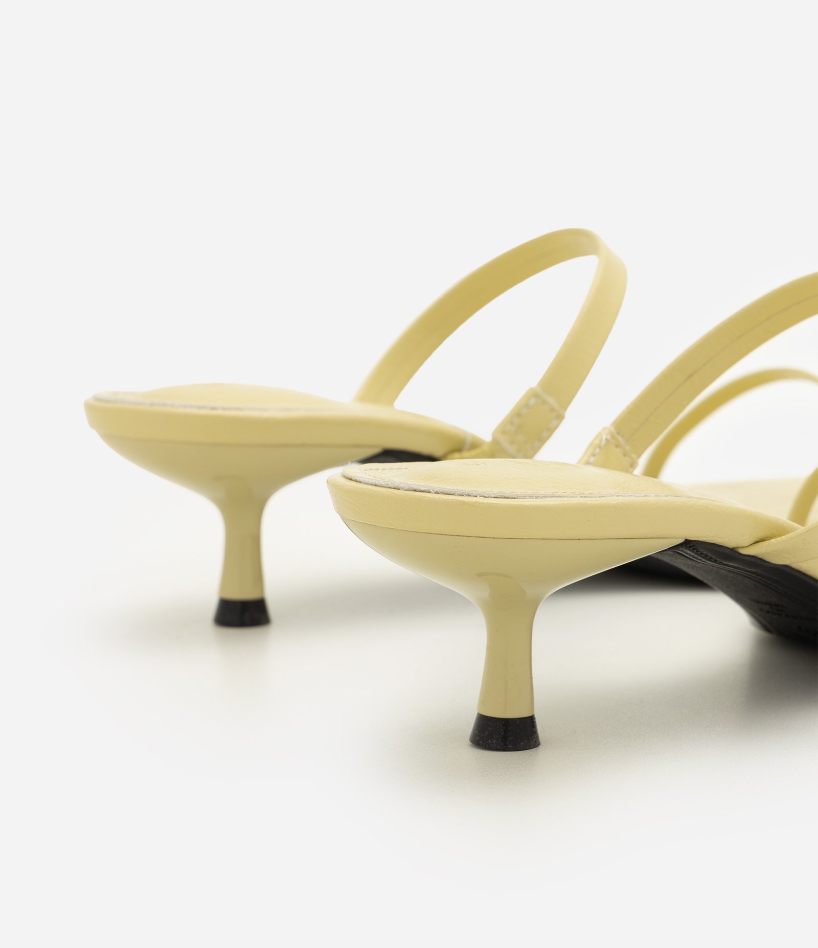 Sandália Mule em PU com Tiras Finas e Salto Kitten Heel Amarelo 3