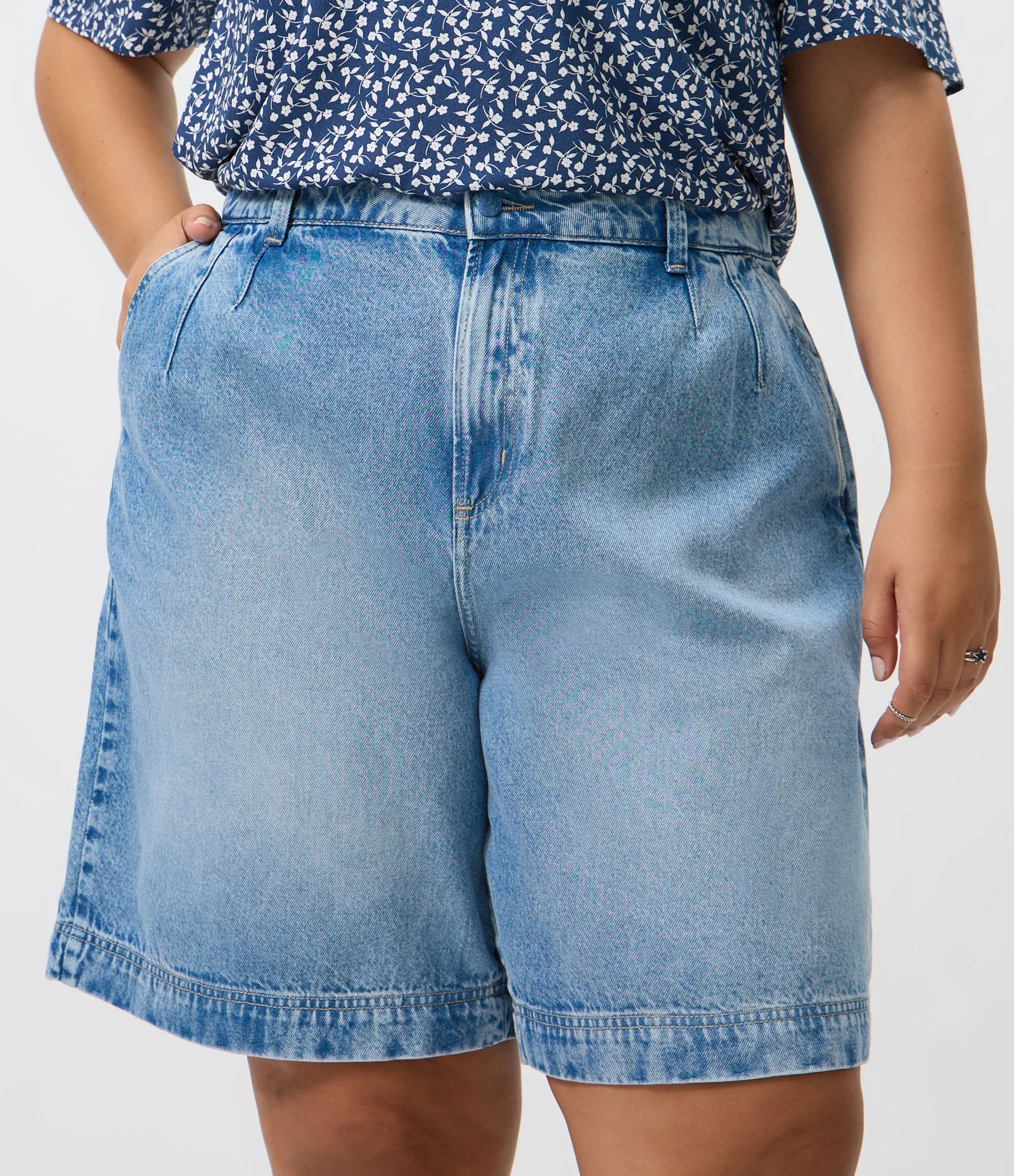 Bermuda Jeans com Pences Frontais Curve & Plus Size Azul 2