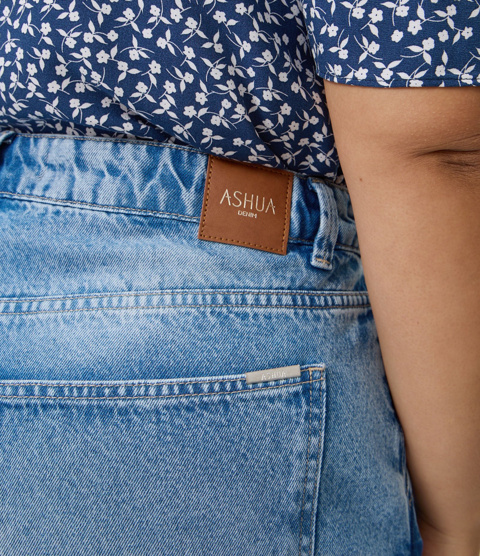 Bermuda Jeans com Pences Frontais Curve & Plus Size Azul 5