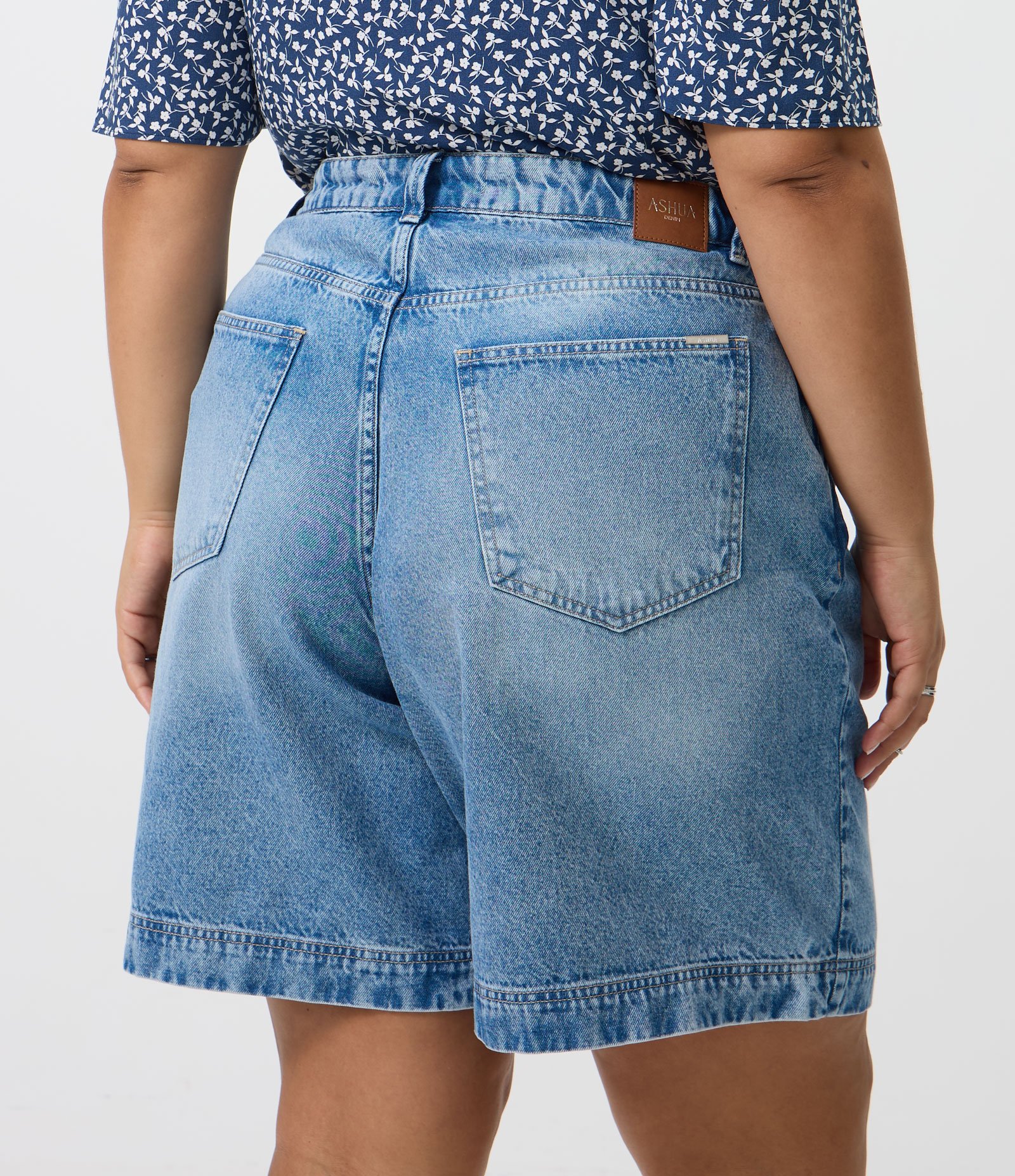 Bermuda Jeans com Pences Frontais Curve & Plus Size Azul 6