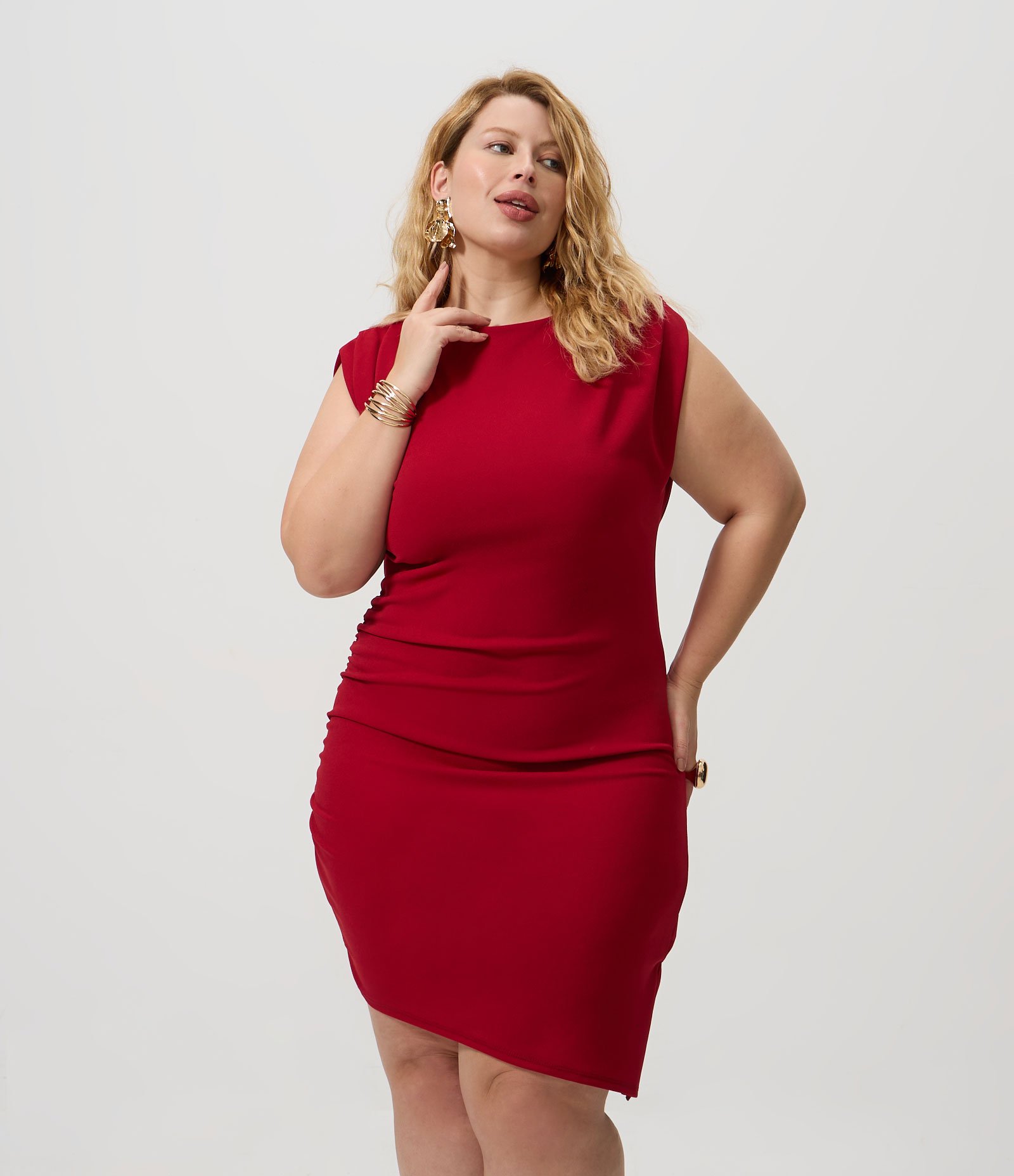 Vestido Curto em Crepe com Franzido e Barra Assimétrica Curve & Plus Size Vermelho 1