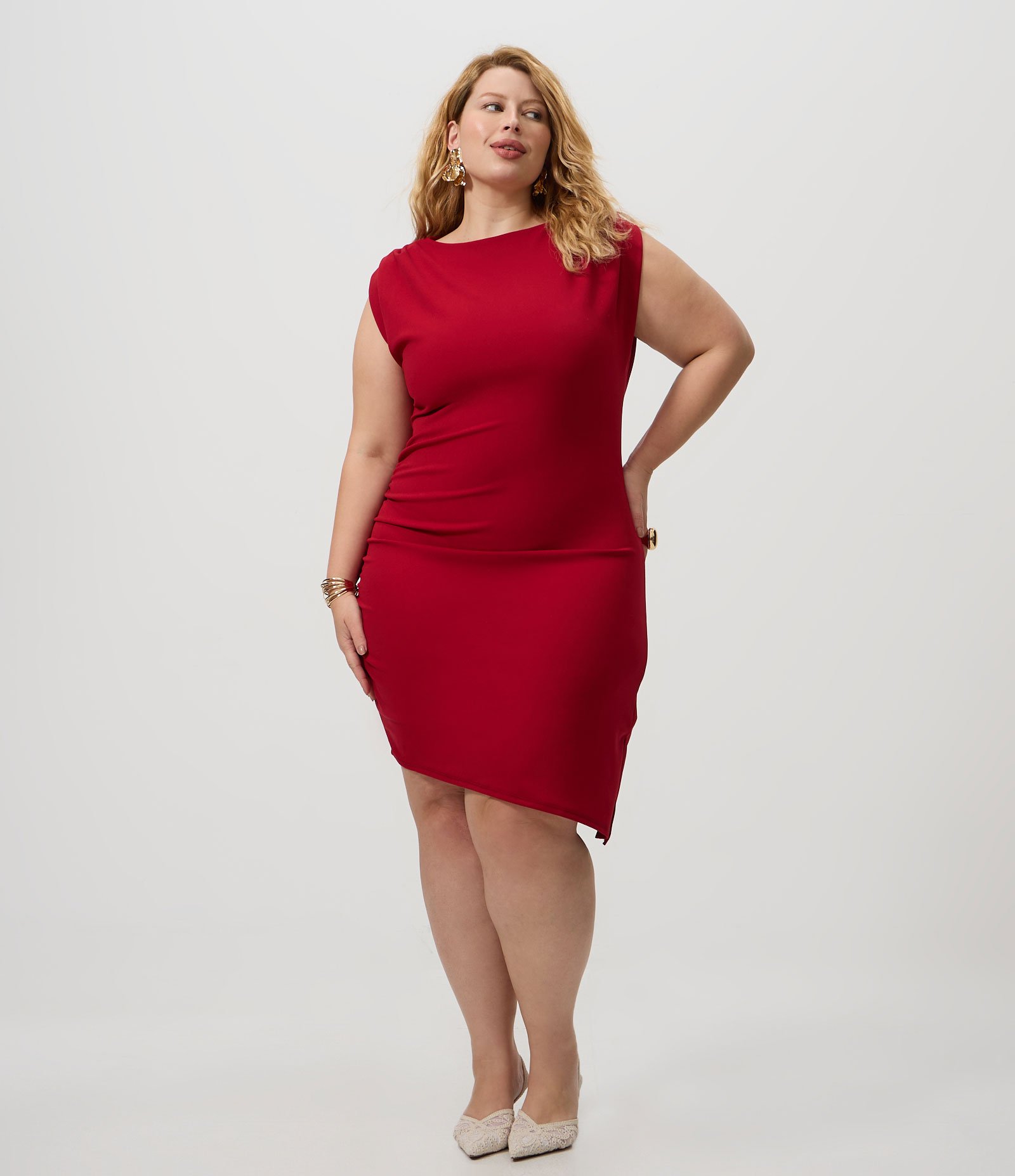 Vestido Curto em Crepe com Franzido e Barra Assimétrica Curve & Plus Size Vermelho 2