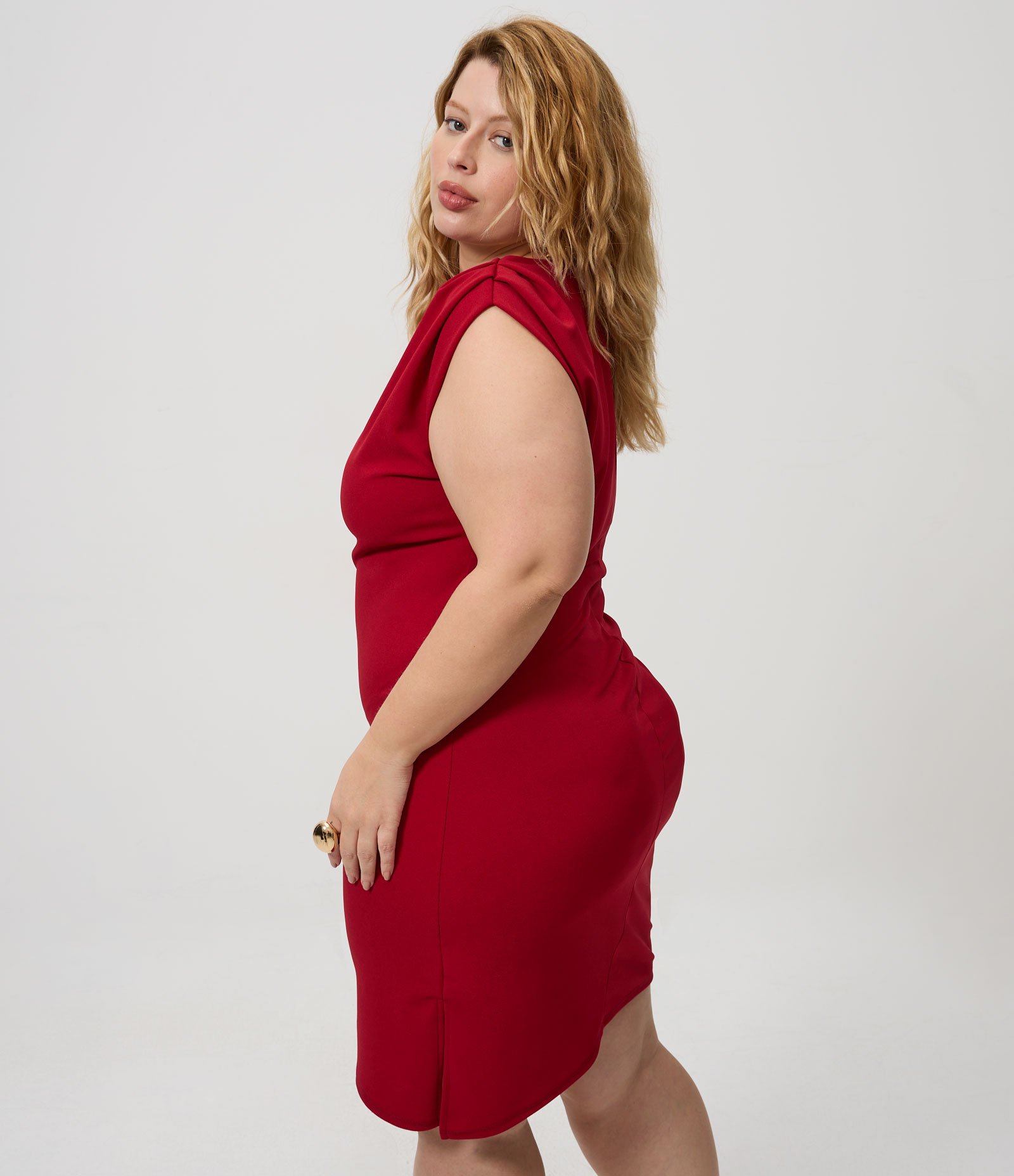 Vestido Curto em Crepe com Franzido e Barra Assimétrica Curve & Plus Size Vermelho 4