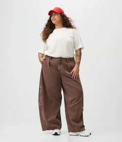 Calça Balloon em Jeans com Bolsos Cargo Curve & Plus Size