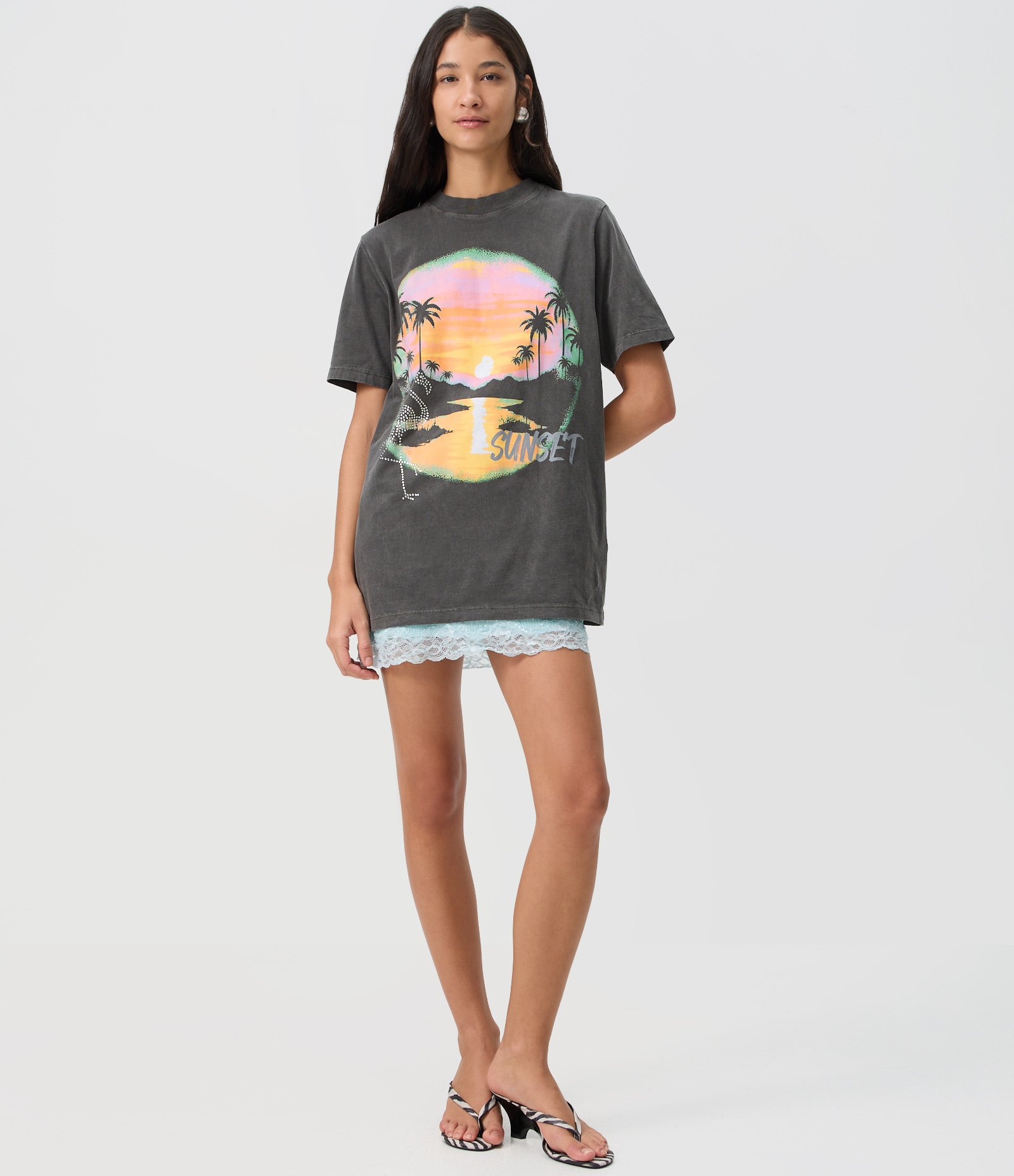 Camiseta com Estampa Sunset com Aplicação de Brilhos e Efeito Estonado Preto 2