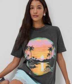 Camiseta com Estampa Sunset com Aplicação de Brilhos e Efeito Estonado