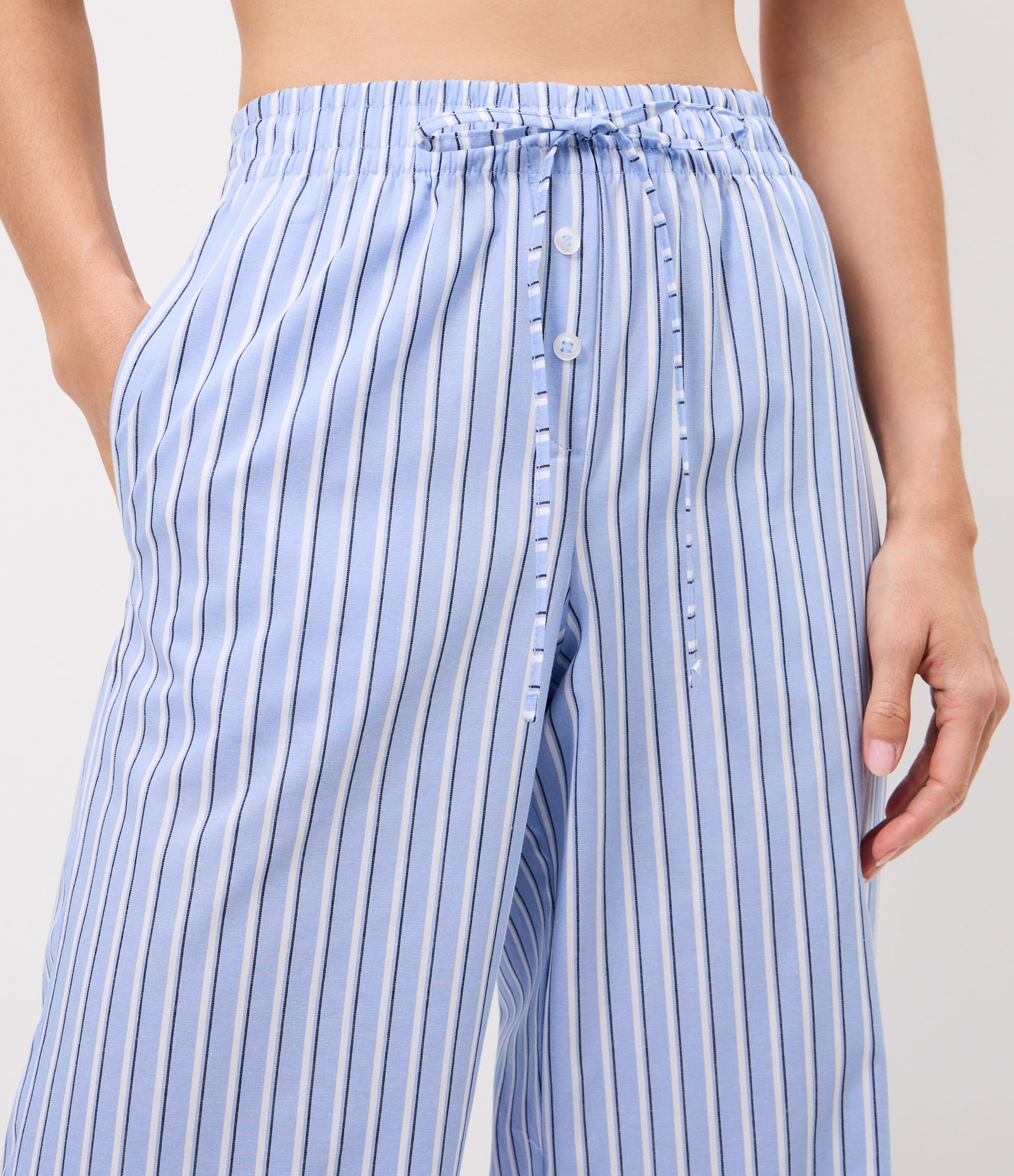 Calça Reta em Tricoline Listrada com Cintura Baixa Azul 4
