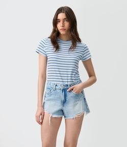 Short em Jeans com Barra Desfiada e Puídos