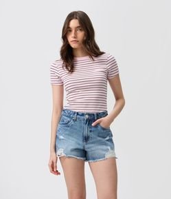 Short em Jeans com Barra Desfiada e Puídos