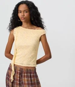 Blusa em Renda com Faixa Assimétrica e Gola Canoa