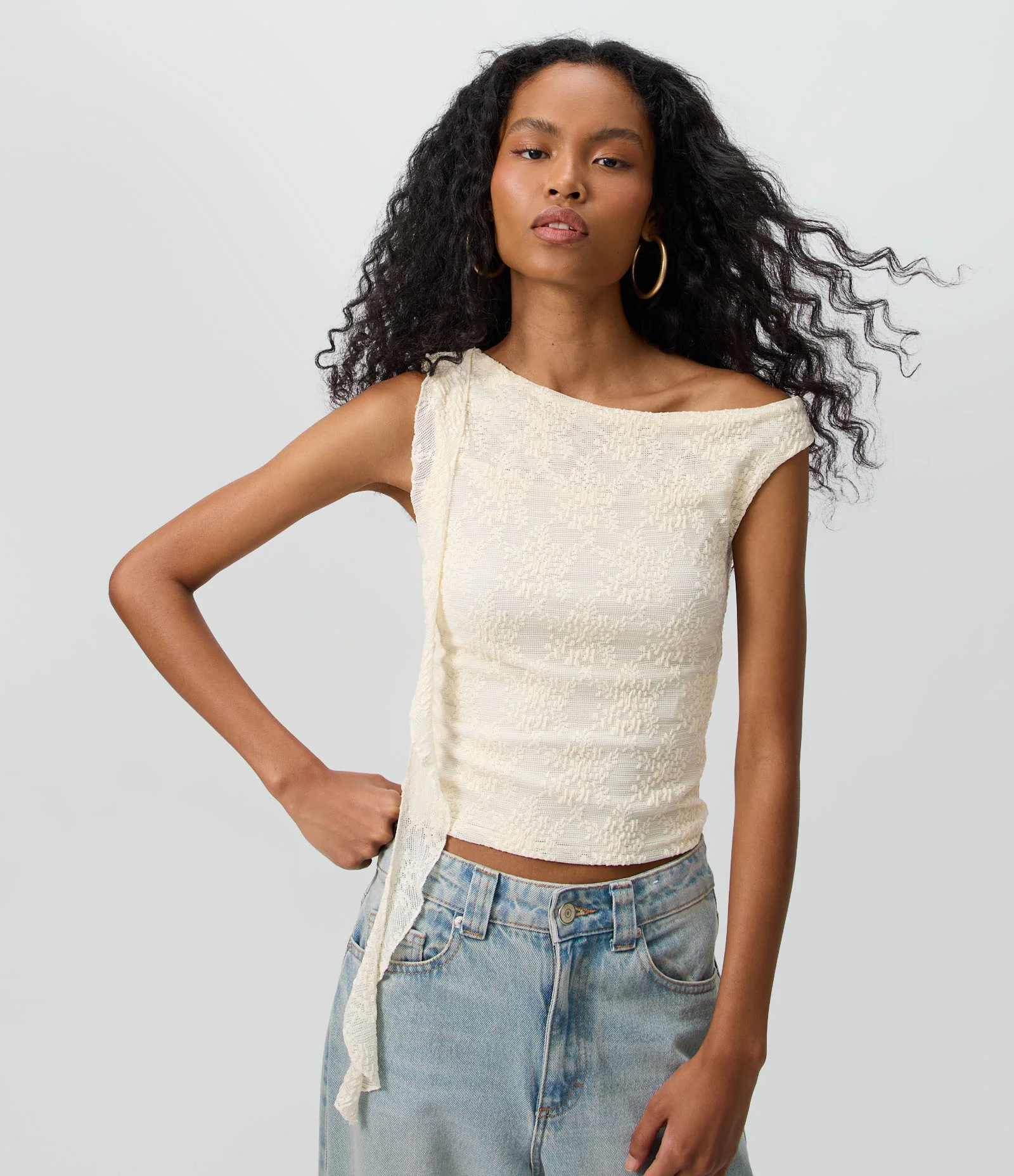 Blusa em Renda com Faixa Assimétrica e Gola Canoa Branco 1