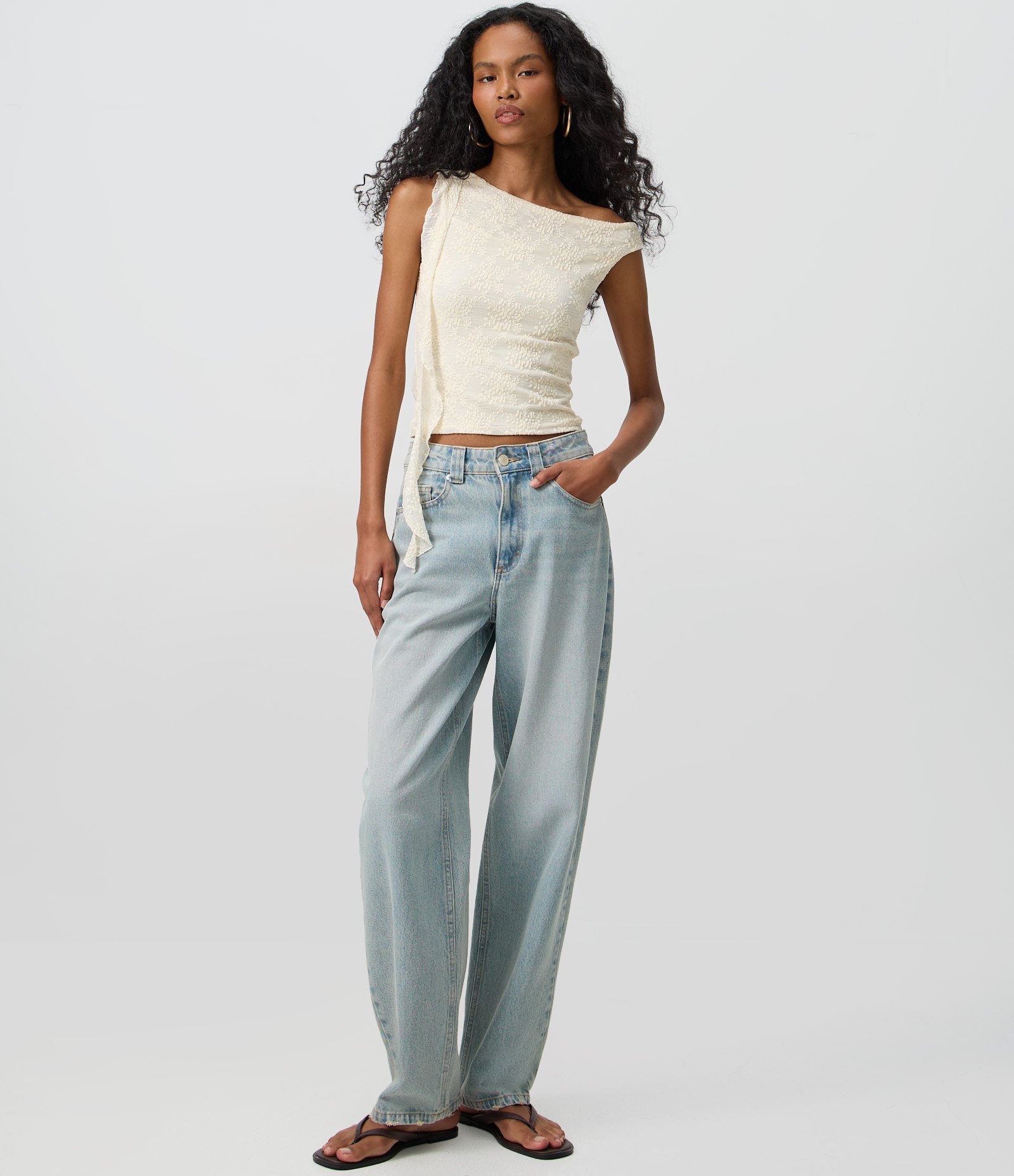 Blusa em Renda com Faixa Assimétrica e Gola Canoa Branco 2