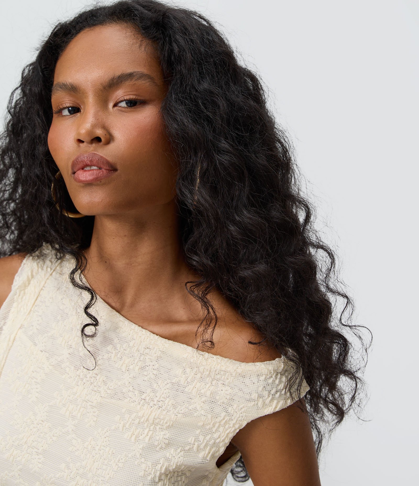 Blusa em Renda com Faixa Assimétrica e Gola Canoa Branco 3