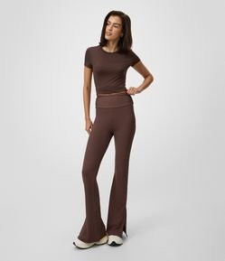 Calça Flare Esportiva com Franzido Lateral e Fenda na Barra