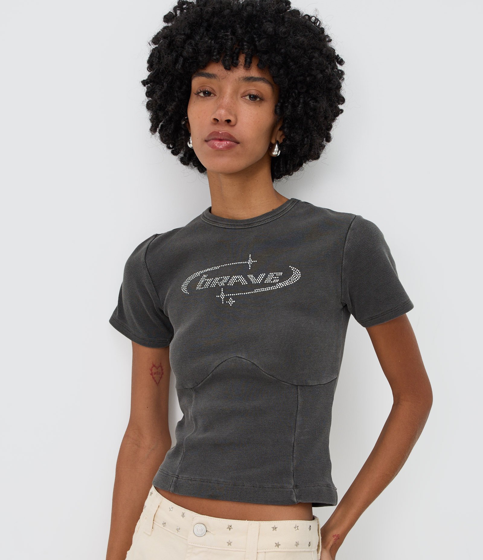 Camiseta Baby Tee com Recortes Corsetados e Lettering com Aplicação Cinza Escuro 3