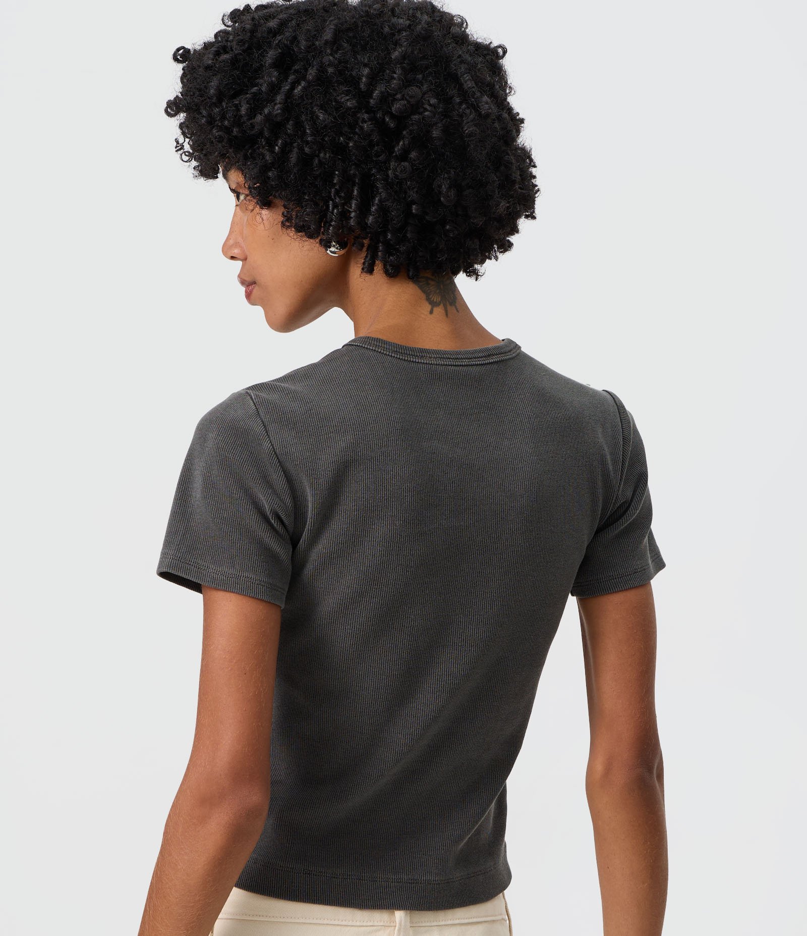 Camiseta Baby Tee com Recortes Corsetados e Lettering com Aplicação Cinza Escuro 4