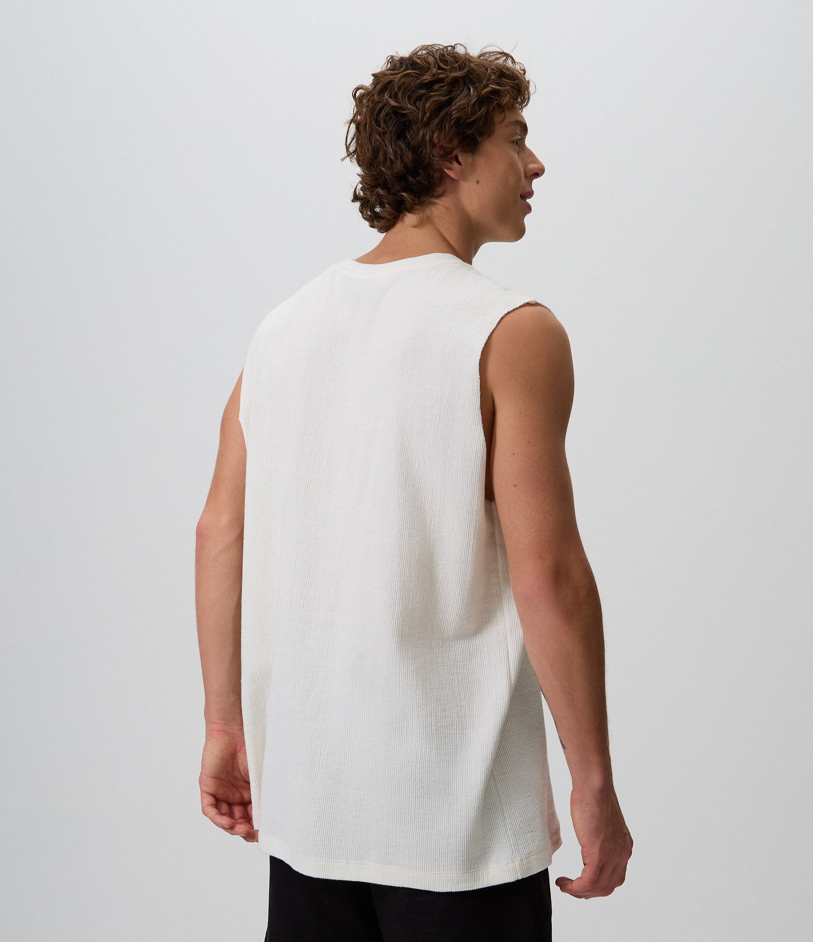 Regata Comfort em Algodão Texturizada com Lettering Coastline Branco 5