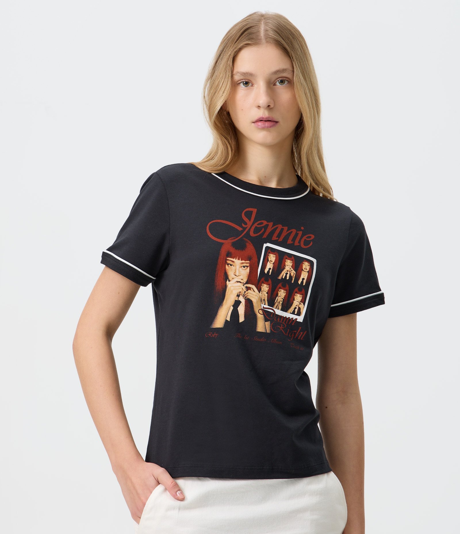 Camiseta com Estampa Jennie e Detalhes Contrastante Preto 3